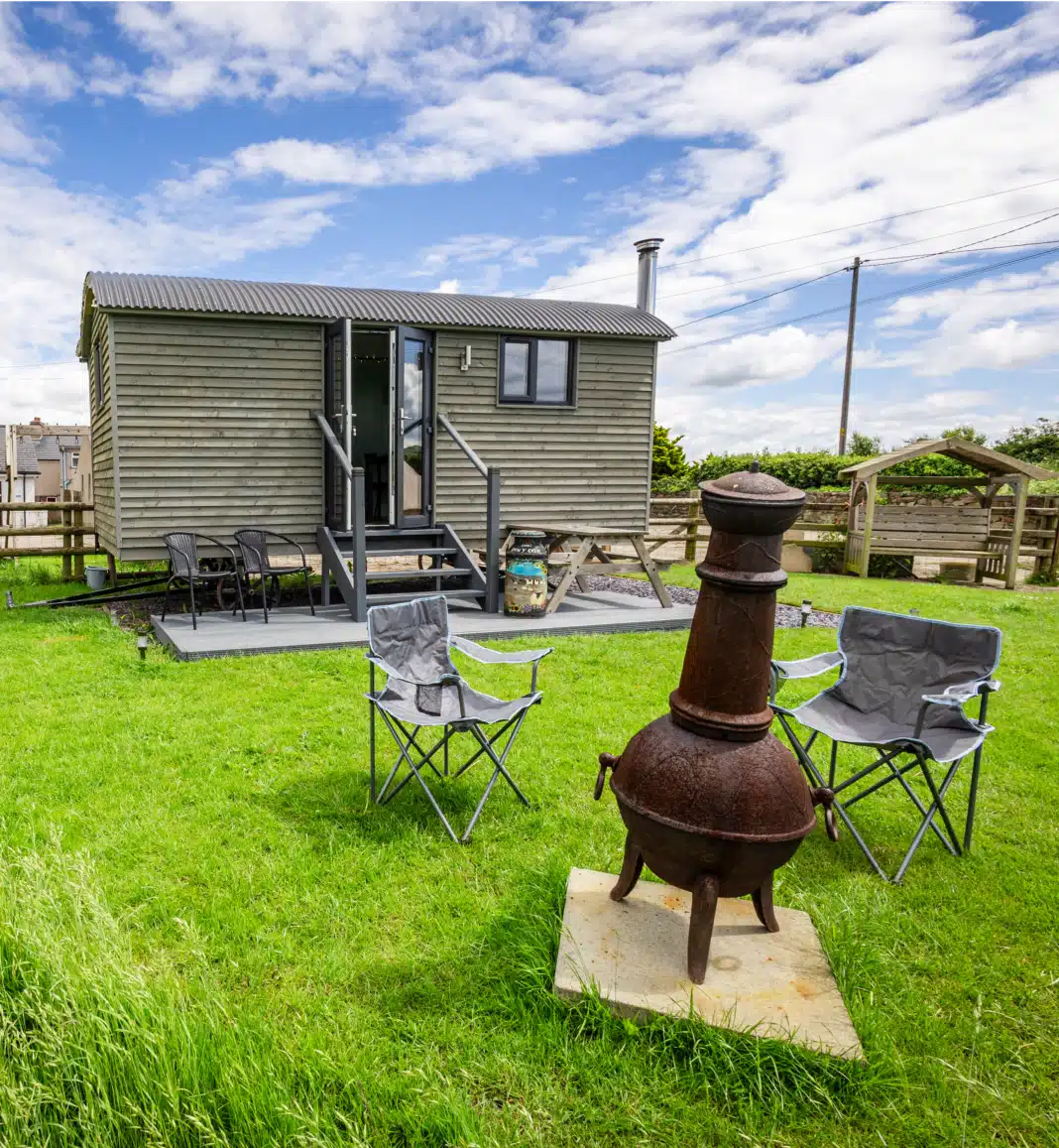 Cwtch Winnie Shepherds Hut - Pen Cefn Farm Holidays